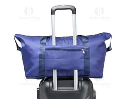 Bolsa esportiva feita de poliéster com capacidade de 32 litros, na cor preta, com alça ajustável e fecho de zíper.
