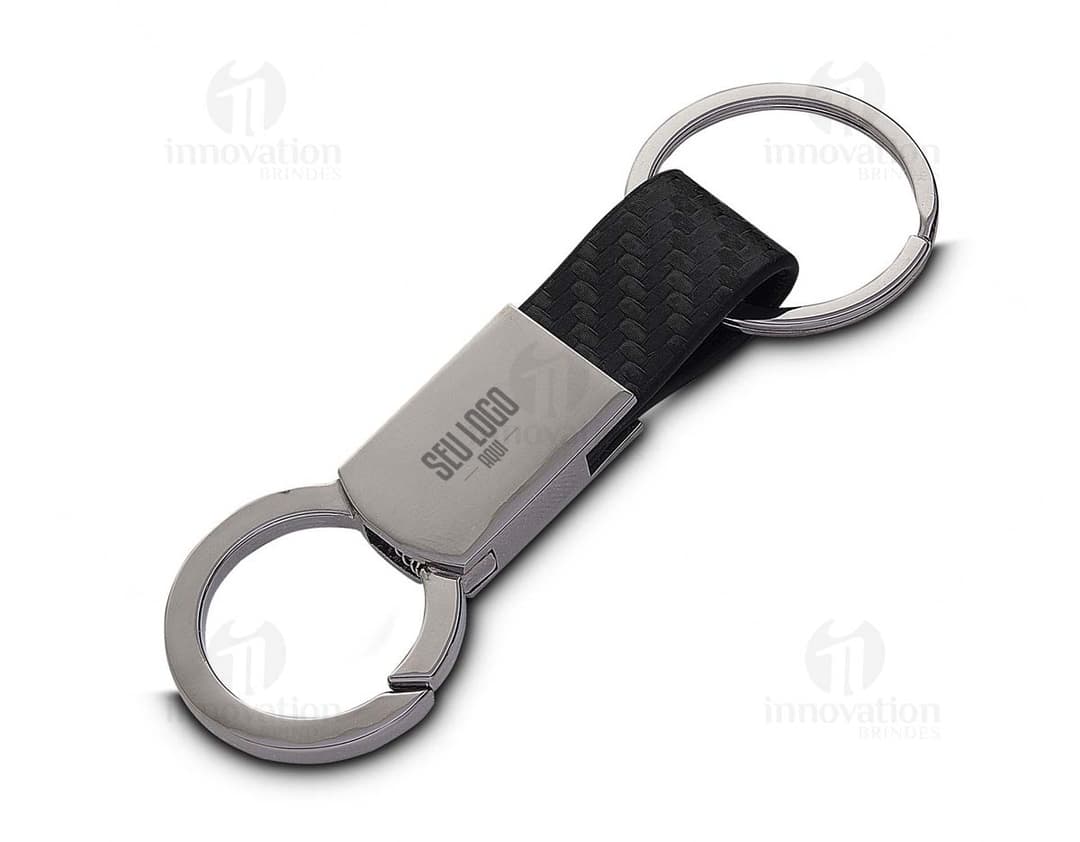 Chaveiro em liga de zinco de cor prateada com formato de coração.