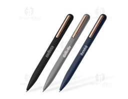 Caneta metálica prateada com detalhes em metal dourado e tinta azul.