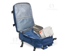 Mochila Poliéster 17 Litros em cor cinza, ideal para transportar objetos e pertences com espaço interno amplo e alças