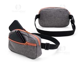 Pochete Oxford preta feita de couro com diversos compartimentos, fivelas e fechos. Ideal para guardar dispositivos