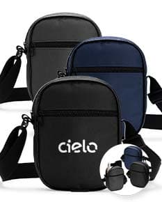 Bolsa de ombro de poliéster preta com alça de couro, fecho metálico, equipada com bolso interno e design moderno. Ideal para
