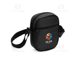 Bolsa de ombro de poliéster preta com alça de couro, fecho metálico, equipada com bolso interno e design moderno. Ideal para