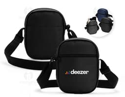 Bolsa de ombro de poliéster preta com alça de couro, fecho metálico, equipada com bolso interno e design moderno. Ideal para