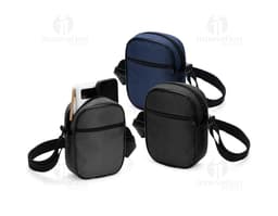 Bolsa de ombro de poliéster preta com alça de couro, fecho metálico, equipada com bolso interno e design moderno. Ideal para