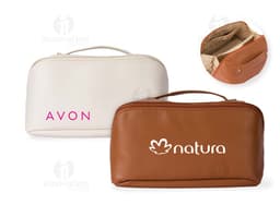Necessaire de couro sintético na cor preta, com zíper e logo da marca em dourado na parte frontal.