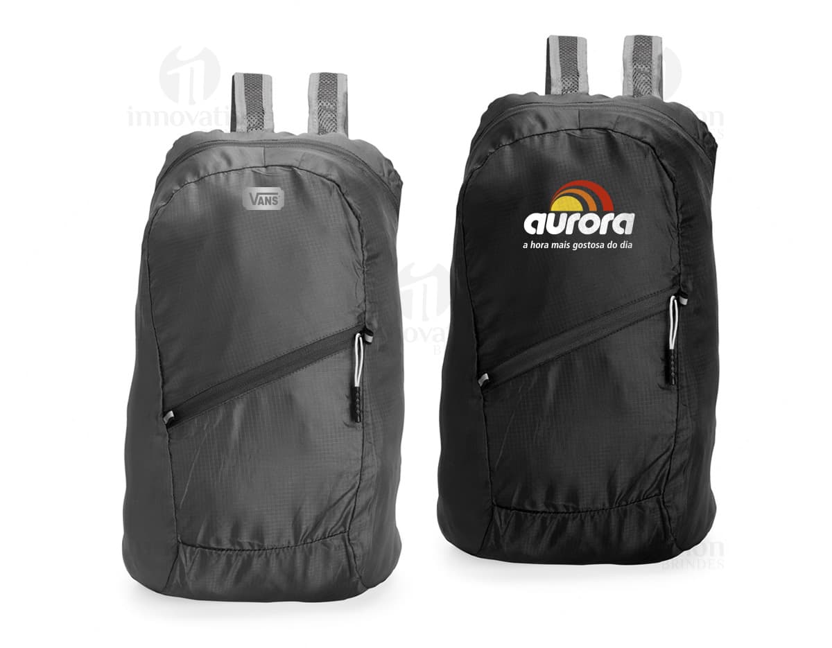 Mochila dobrável de poliéster com capacidade de 14 litros.