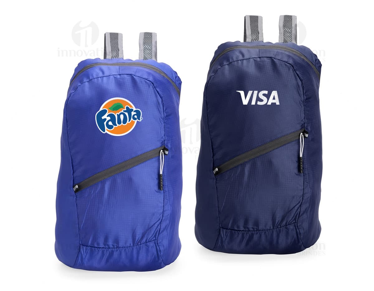 Mochila dobrável de poliéster com capacidade de 14 litros.