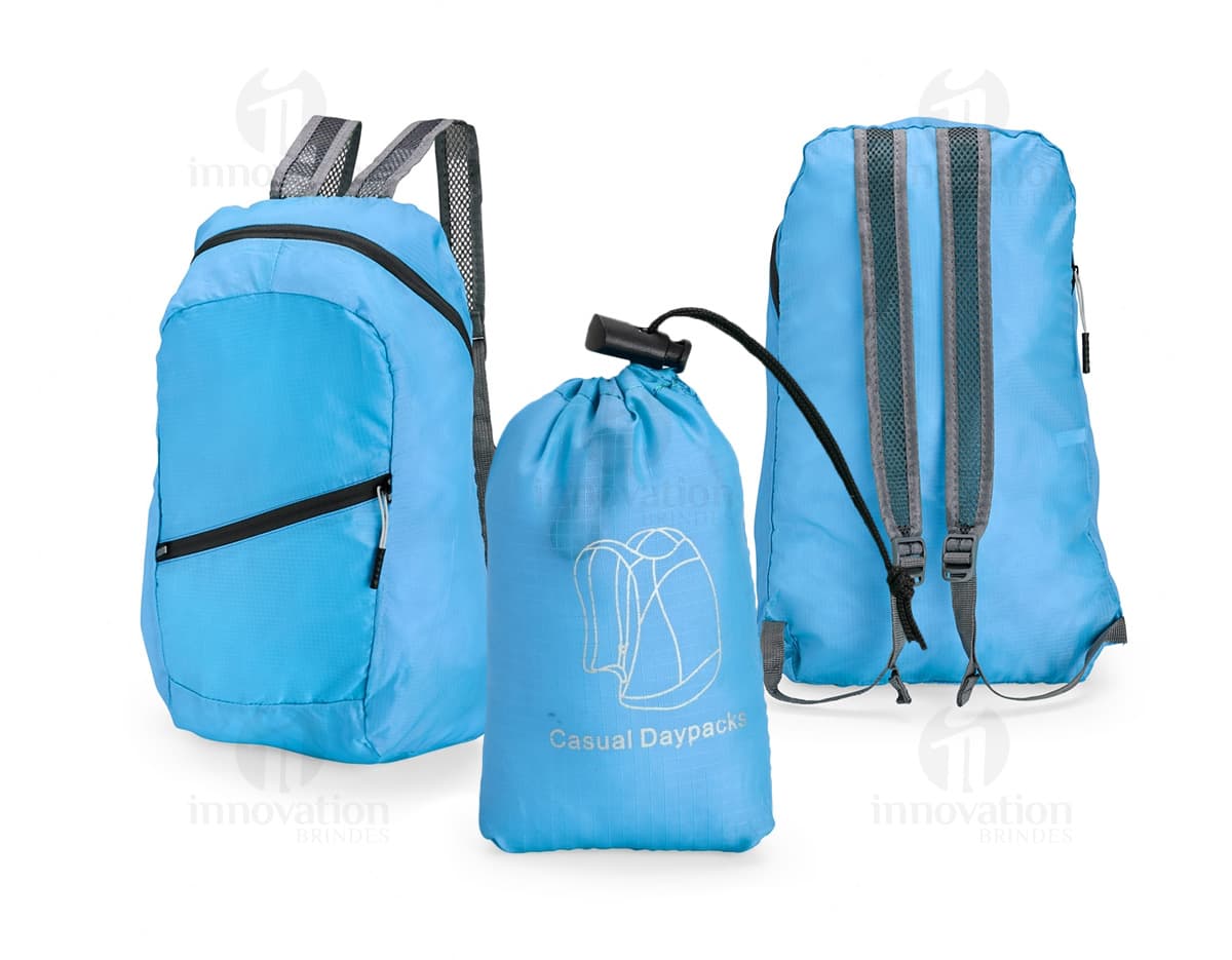 Mochila dobrável de poliéster com capacidade de 14 litros.