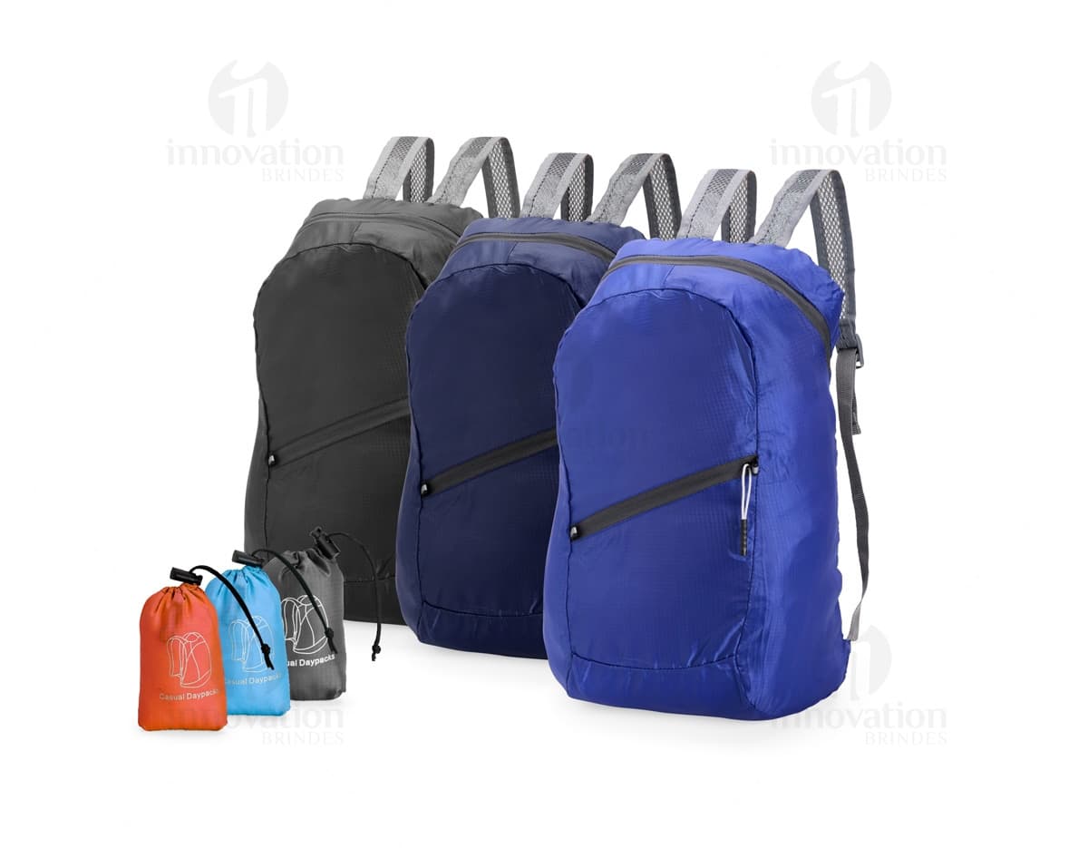 Mochila dobrável de poliéster com capacidade de 14 litros.