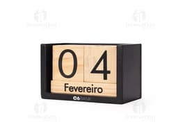 Calendário permanente de madeira em um fundo branco, com blocos de madeira numerados e letras para os dias da semana.
