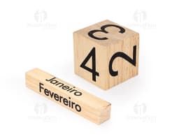 Calendário permanente de madeira em um fundo branco, com blocos de madeira numerados e letras para os dias da semana.