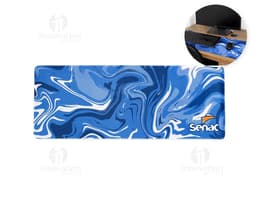 Desk pad de poliéster na cor preta, com design minimalista e textura suave.