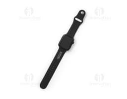 Relógio de pulso inteligente preto com pulseira de silicone e tela digital mostrando a hora e notificações de smartphone.