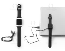 Relógio de pulso inteligente preto com pulseira de silicone e tela digital mostrando a hora e notificações de smartphone.