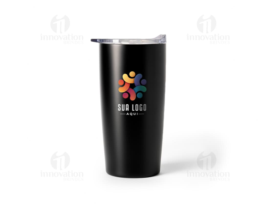 Produto: Copo Térmico 590ml em aço inoxidável, na cor preta, com tampa rosqueável e alça para segurar.