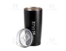 Produto: Copo Térmico 590ml em aço inoxidável, na cor preta, com tampa rosqueável e alça para segurar.