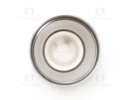 Produto: Copo Térmico 590ml em aço inoxidável, na cor preta, com tampa rosqueável e alça para segurar.