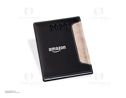 Agenda diária para o ano de 2026, com capa em couro marrom e fecho de elástico preto. Páginas internas em papel branco com