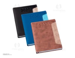 Agenda diária para o ano de 2026, com capa em couro marrom e fecho de elástico preto. Páginas internas em papel branco com
