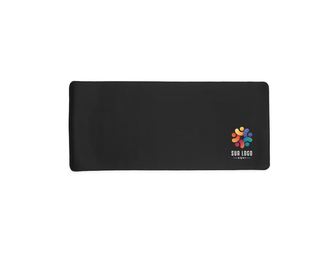 Desk pad de poliéster preto com costura branca, ideal para proteger a mesa de arranhões e proporcionar um apoio confortável