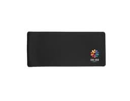 Desk pad de poliéster preto com costura branca, ideal para proteger a mesa de arranhões e proporcionar um apoio confortável