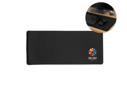 Desk pad de poliéster preto com costura branca, ideal para proteger a mesa de arranhões e proporcionar um apoio confortável