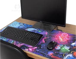 Desk pad em poliéster preto com costura branca, ideal para proteger a mesa e facilitar a escrita. Medidas: 60cm x 40cm.