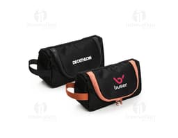 Nécessaire Nylon preto com zíper e alça para transporte.