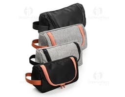 Nécessaire Nylon preto com zíper e alça para transporte.