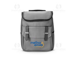Mochila de couro sintético com capacidade de 29 litros.