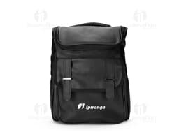 Mochila de couro sintético com capacidade de 29 litros.