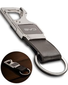 Chaveiro de metal com mosquetão e acabamento em couro animal preto. Elegante e moderno, combina estilo e praticidade. Ideal