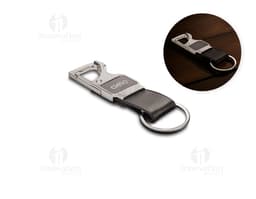 Chaveiro de metal com mosquetão e acabamento em couro animal preto. Elegante e moderno, combina estilo e praticidade. Ideal