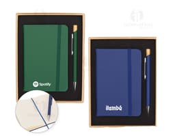 Notebook e laptop preto e prateado aberto sobre uma mesa de escritório, com tela vazia. O teclado, o mouse pad e o monitor