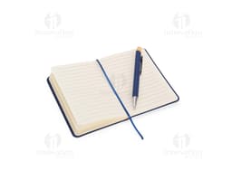Notebook e laptop preto e prateado aberto sobre uma mesa de escritório, com tela vazia. O teclado, o mouse pad e o monitor