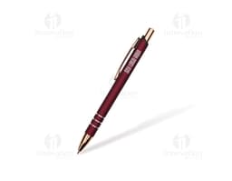 Caneta de metal prateada sobre um papel em branco, ao lado de um caderno de anotações e outros objetos de escritório.