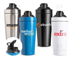 Uma coqueteleira inox de 900ml, com tampa e design clean e moderno.