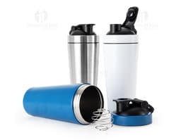 Uma coqueteleira inox de 900ml, com tampa e design clean e moderno.