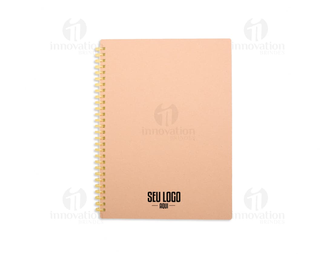 Caderno Kraft com design em papel kraft em branco, dentro de um envelope vazio de papelão. O notebook está aberto mostrando