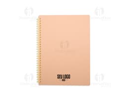 Caderno Kraft com design em papel kraft em branco, dentro de um envelope vazio de papelão. O notebook está aberto mostrando