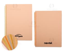 Caderno Kraft com design em papel kraft em branco, dentro de um envelope vazio de papelão. O notebook está aberto mostrando