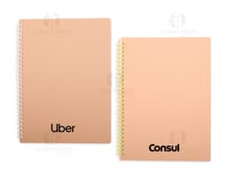 Caderno Kraft com design em papel kraft em branco, dentro de um envelope vazio de papelão. O notebook está aberto mostrando