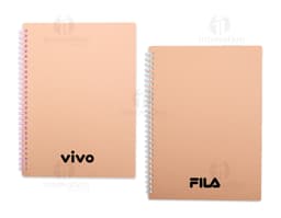 Caderno Kraft com design em papel kraft em branco, dentro de um envelope vazio de papelão. O notebook está aberto mostrando