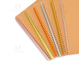 Caderno Kraft com design em papel kraft em branco, dentro de um envelope vazio de papelão. O notebook está aberto mostrando