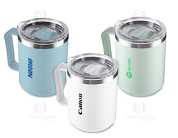 Caneca de plástico PP conservada, com tampa de metal e liquidificador de aço. A caneca está vazia e possui um design em preto