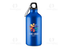 Garrafa de alumínio reciclado contendo líquido transparente. O recipiente possui um rótulo e tampa, refletindo a luz.