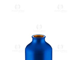 Garrafa de alumínio reciclado contendo líquido transparente. O recipiente possui um rótulo e tampa, refletindo a luz.