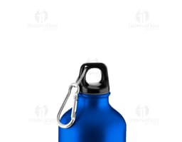 Garrafa de alumínio reciclado contendo líquido transparente. O recipiente possui um rótulo e tampa, refletindo a luz.