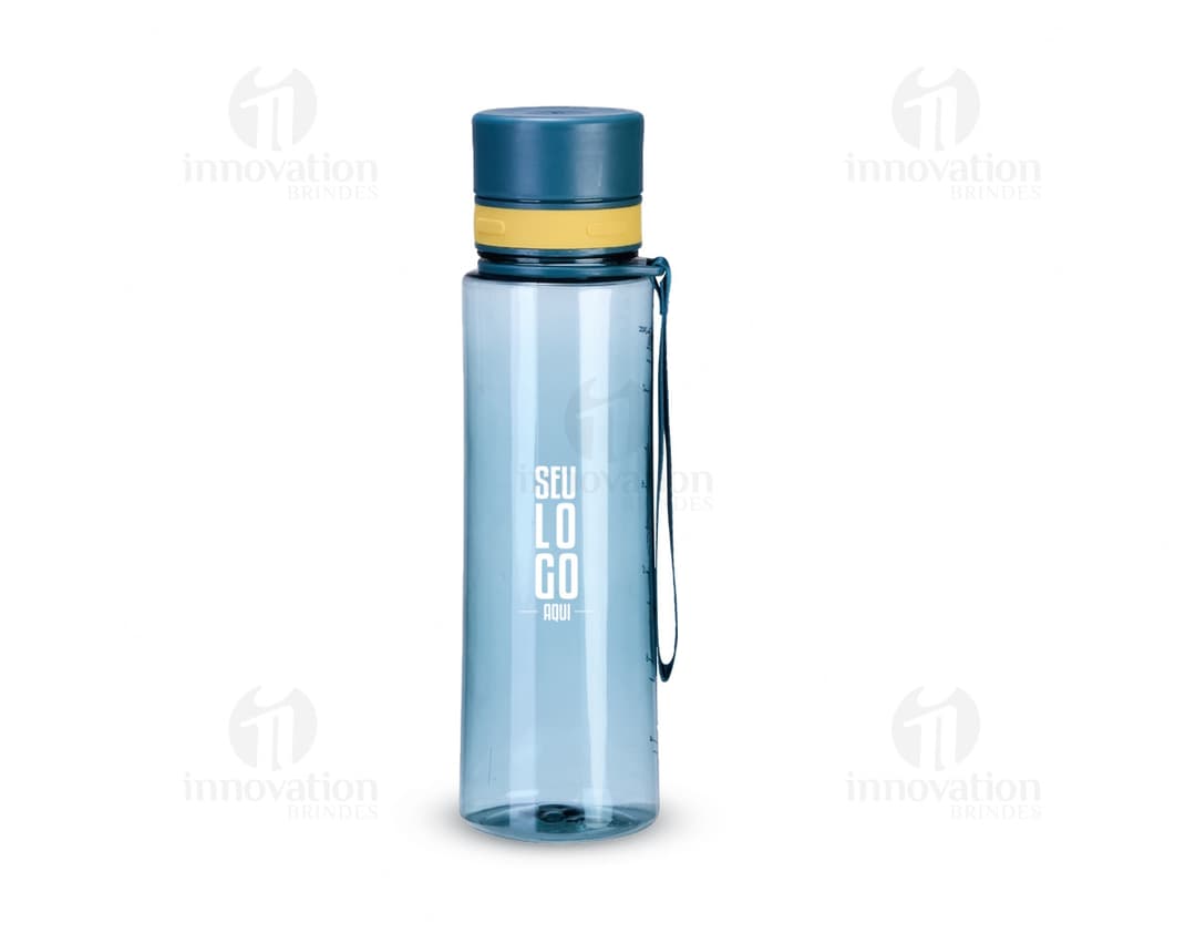 Garrafa plástica de 780ml, contendo líquido transparente. A tampa está fechada e a garrafa está limpa e saudável. A embalagem